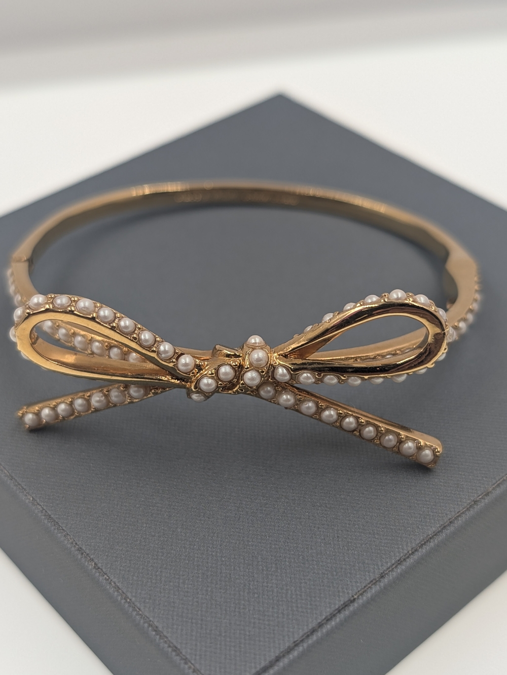 Kate Spade Faux Seed Pearl Ribbon Bow Gold Tone Hinged Bangle Bracelet 0230
